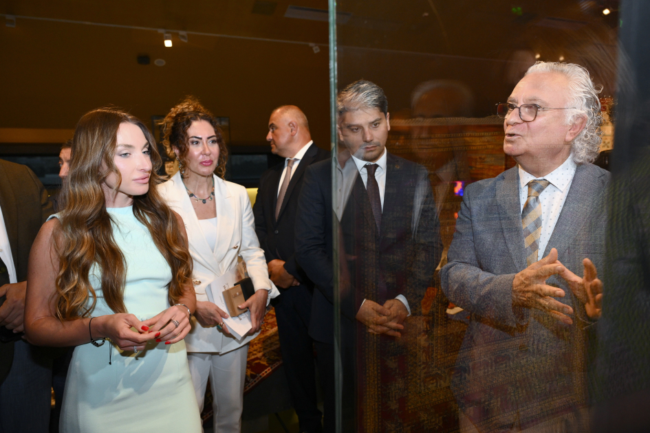 Azərbaycan Milli Xalça Muzeyində “Bir mədəniyyət xəzinəsi: Divanü lüğat-it-türk” sərgisi açılıb (FOTO)