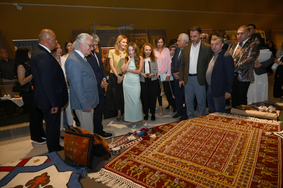 Azərbaycan Milli Xalça Muzeyində “Bir mədəniyyət xəzinəsi: Divanü lüğat-it-türk” sərgisi açılıb (FOTO)