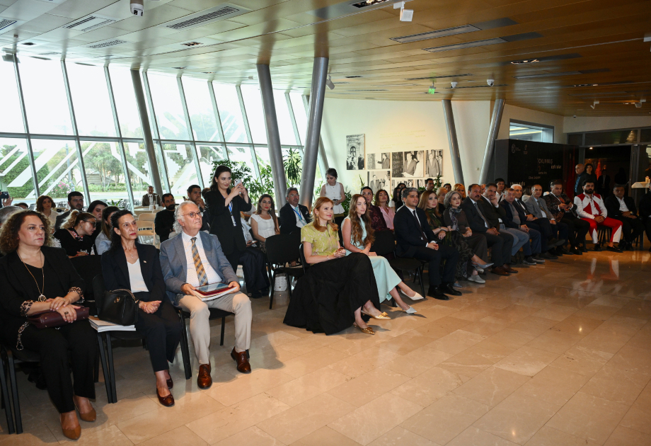 Azərbaycan Milli Xalça Muzeyində “Bir mədəniyyət xəzinəsi: Divanü lüğat-it-türk” sərgisi açılıb (FOTO)