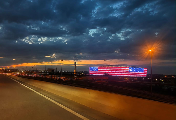 Bakı Olimpiya Stadionu ABŞ bayrağının rəngləri ilə işıqlandırılıb