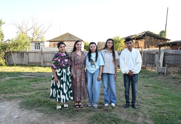 Leyla Əliyeva Yevlaxda “Gənc arıçı” layihəsinin iştirakçısı ilə görüşüb (FOTO)