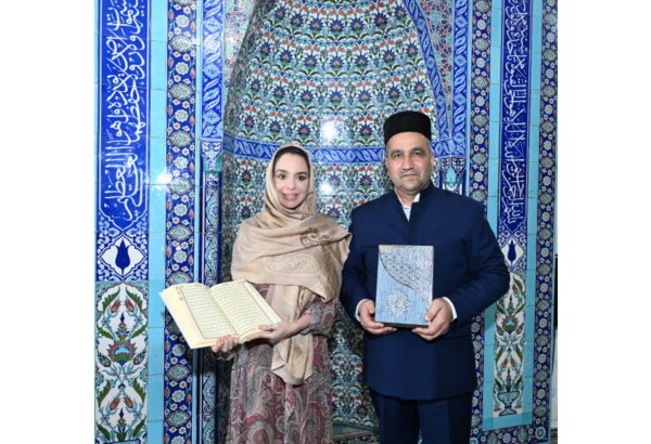 Leyla Əliyeva Yevlaxda Cümə məscidini ziyarət edib (FOTO)