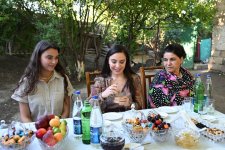 Leyla Əliyeva Yevlaxda “Gənc arıçı” layihəsinin iştirakçısı ilə görüşüb (FOTO)