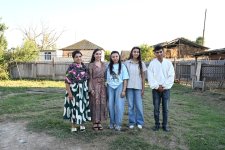 Leyla Əliyeva Yevlaxda “Gənc arıçı” layihəsinin iştirakçısı ilə görüşüb (FOTO)