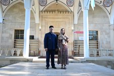 Leyla Əliyeva Yevlaxda Cümə məscidini ziyarət edib (FOTO)