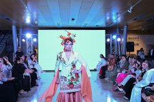 Alyona Əliyeva Azərbaycan Milli Xalça Muzeyində “Zamanın naxışları” moda nümayişində iştirak edib (FOTO)