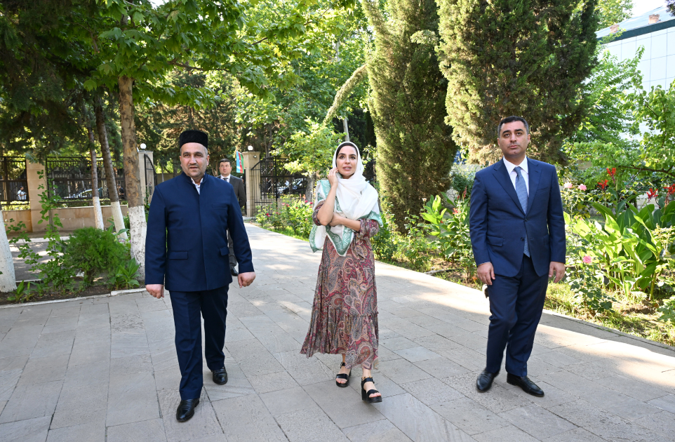 Leyla Əliyeva Yevlaxda Cümə məscidini ziyarət edib (FOTO)