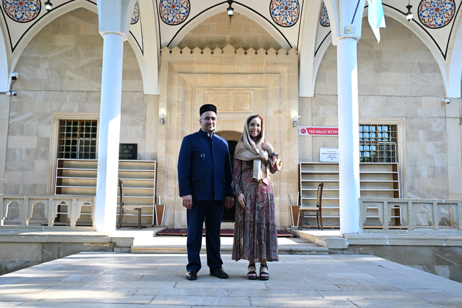 Leyla Əliyeva Yevlaxda Cümə məscidini ziyarət edib (FOTO)