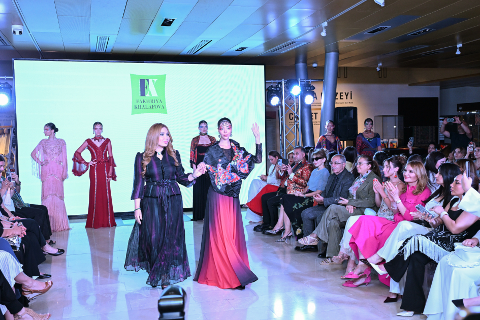 Alyona Əliyeva Azərbaycan Milli Xalça Muzeyində “Zamanın naxışları” moda nümayişində iştirak edib (FOTO)