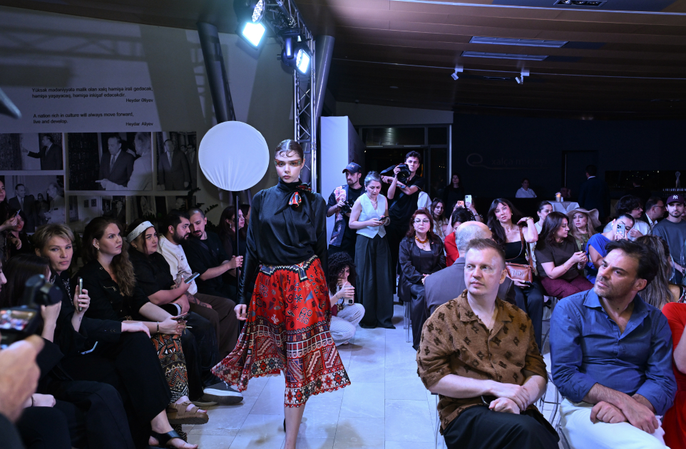 Alyona Əliyeva Azərbaycan Milli Xalça Muzeyində “Zamanın naxışları” moda nümayişində iştirak edib (FOTO)