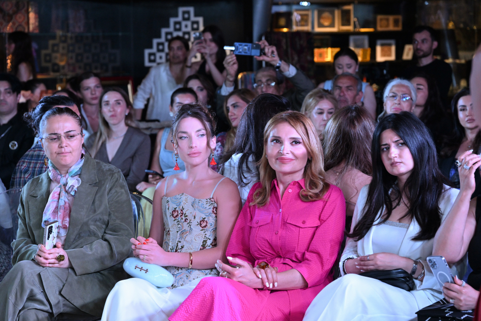 Alyona Əliyeva Azərbaycan Milli Xalça Muzeyində “Zamanın naxışları” moda nümayişində iştirak edib (FOTO)