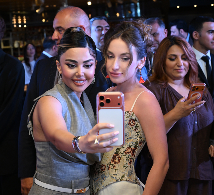 Alyona Əliyeva Azərbaycan Milli Xalça Muzeyində “Zamanın naxışları” moda nümayişində iştirak edib (FOTO)