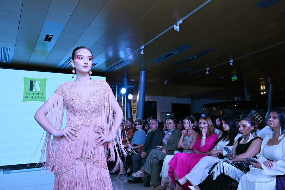 Alyona Əliyeva Azərbaycan Milli Xalça Muzeyində “Zamanın naxışları” moda nümayişində iştirak edib (FOTO)