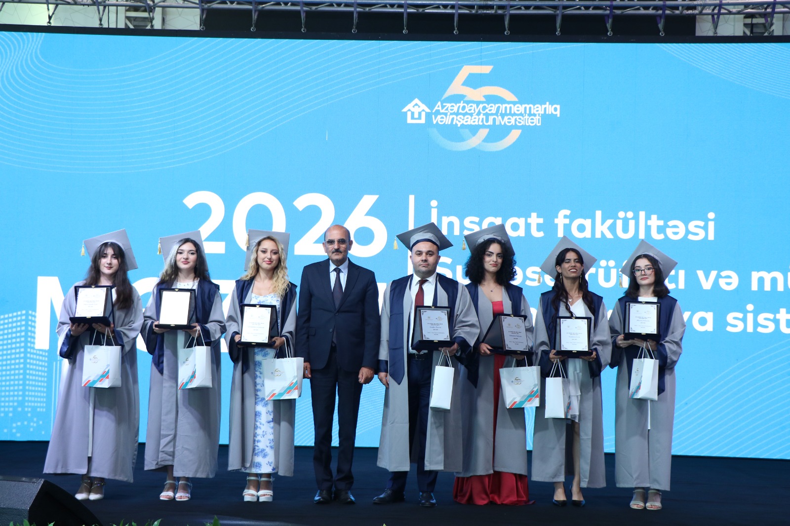 AzMİU-da “Məzun Günü” təntənəsi: gələcəyin memar və mühəndisləri yeni həyata addım atdılar (FOTO)