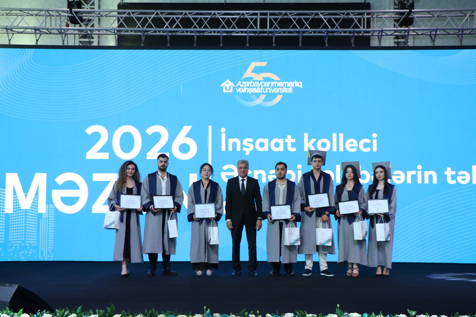 AzMİU-da “Məzun Günü” təntənəsi: gələcəyin memar və mühəndisləri yeni həyata addım atdılar (FOTO)