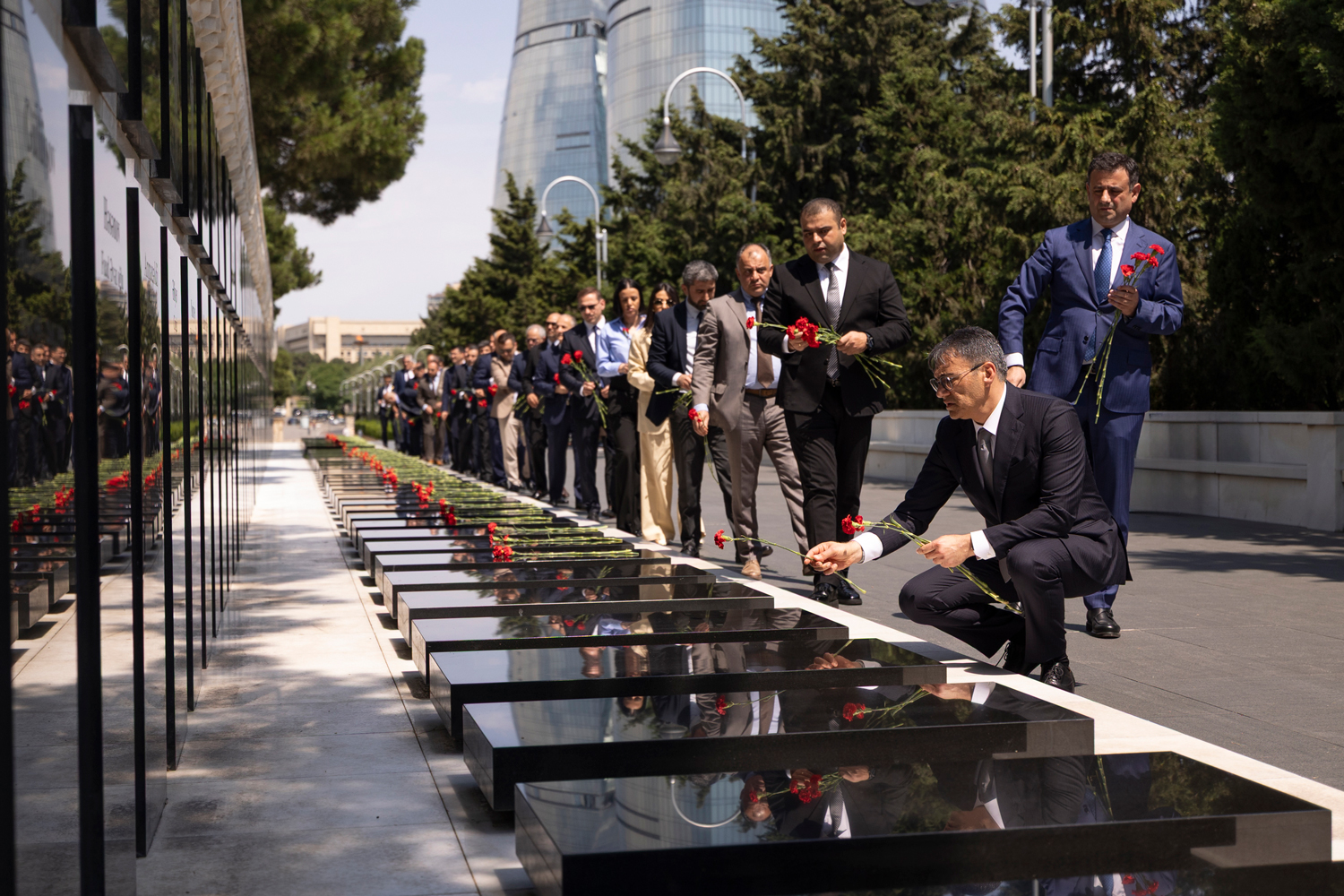 “AzerGold” QSC-nin fəaliyyətə başlamasının 10 illiyi münasibətilə Fəxri xiyaban və Şəhidlər xiyabanı ziyarət olunub (FOTO)
