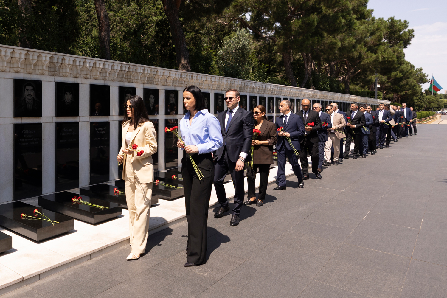 “AzerGold” QSC-nin fəaliyyətə başlamasının 10 illiyi münasibətilə Fəxri xiyaban və Şəhidlər xiyabanı ziyarət olunub (FOTO)