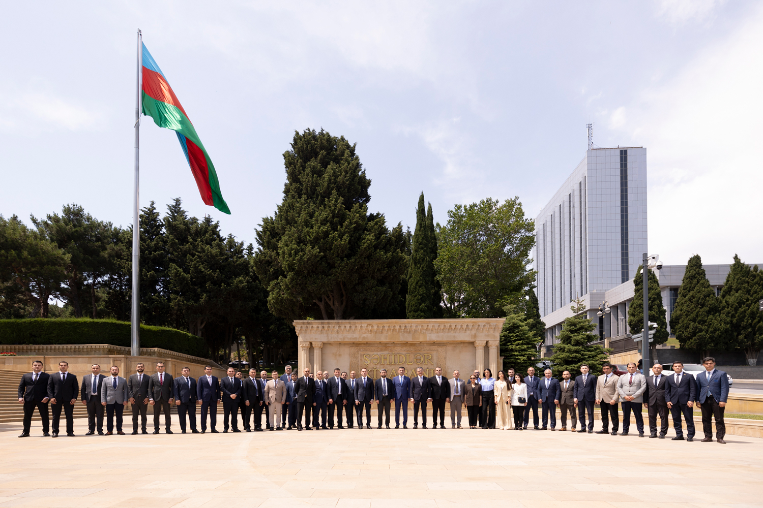 “AzerGold” QSC-nin fəaliyyətə başlamasının 10 illiyi münasibətilə Fəxri xiyaban və Şəhidlər xiyabanı ziyarət olunub (FOTO)