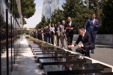 “AzerGold” QSC-nin fəaliyyətə başlamasının 10 illiyi münasibətilə Fəxri xiyaban və Şəhidlər xiyabanı ziyarət olunub (FOTO)