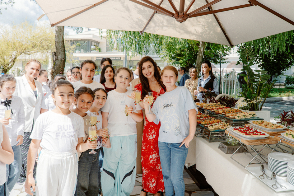 Leyla Əliyeva Qəbələdə fərdi sərginin açılışında və ağacəkmə aksiyasında iştirak edib (FOTO)