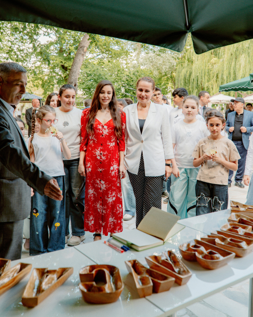 Leyla Əliyeva Qəbələdə fərdi sərginin açılışında və ağacəkmə aksiyasında iştirak edib (FOTO)