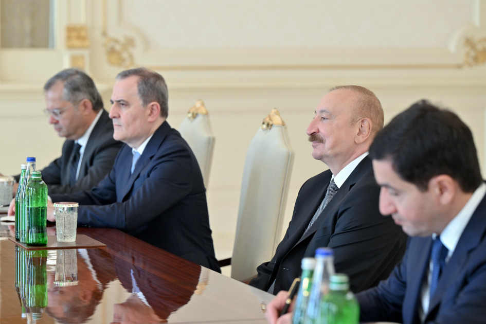 Prezident İlham Əliyev ABŞ Senatının Xarici Əlaqələr Komitəsinin üzvünü qəbul edib (FOTO/VİDEO)