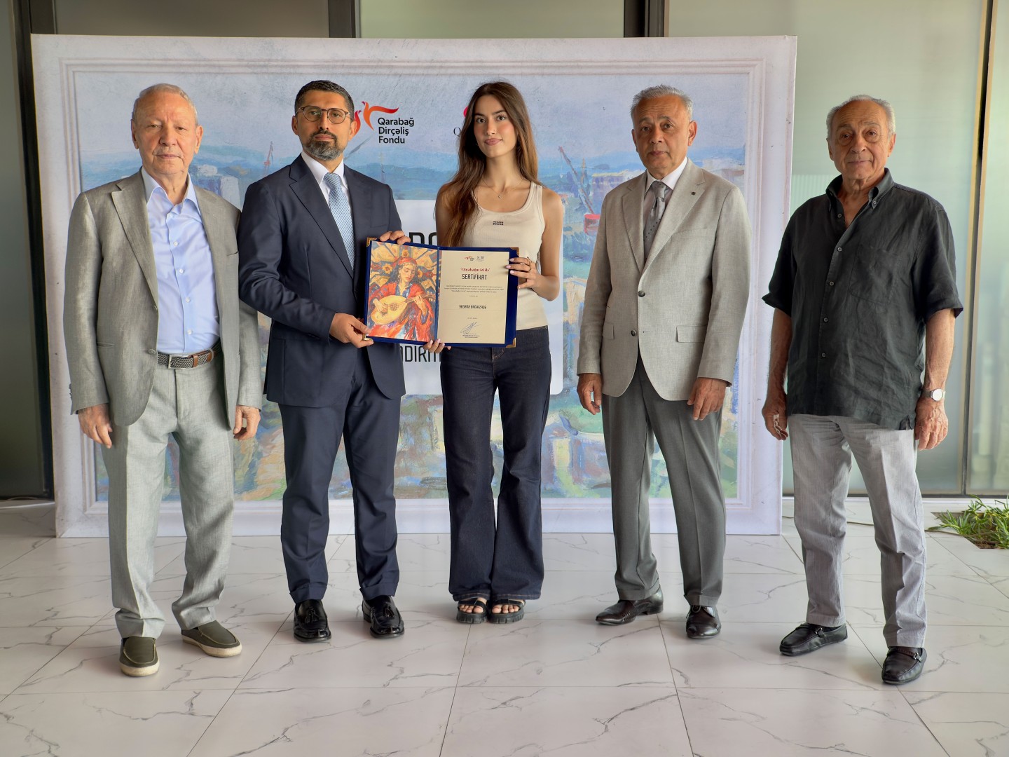QDF “Qarabağın Rəngləri” (2026) layihəsində iştirak edən gənc rəssamları mükafatlandırdı