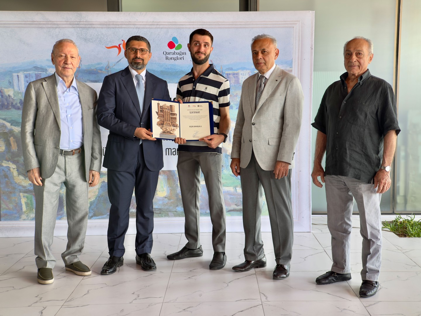 QDF “Qarabağın Rəngləri” (2026) layihəsində iştirak edən gənc rəssamları mükafatlandırdı