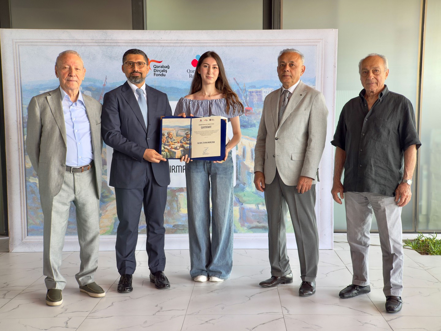 QDF “Qarabağın Rəngləri” (2026) layihəsində iştirak edən gənc rəssamları mükafatlandırdı