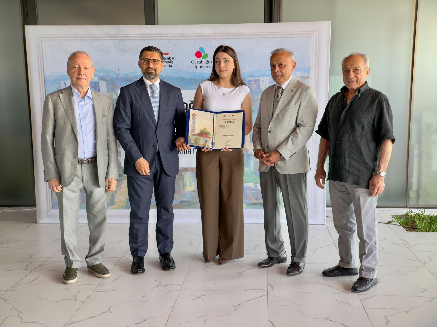 QDF “Qarabağın Rəngləri” (2026) layihəsində iştirak edən gənc rəssamları mükafatlandırdı