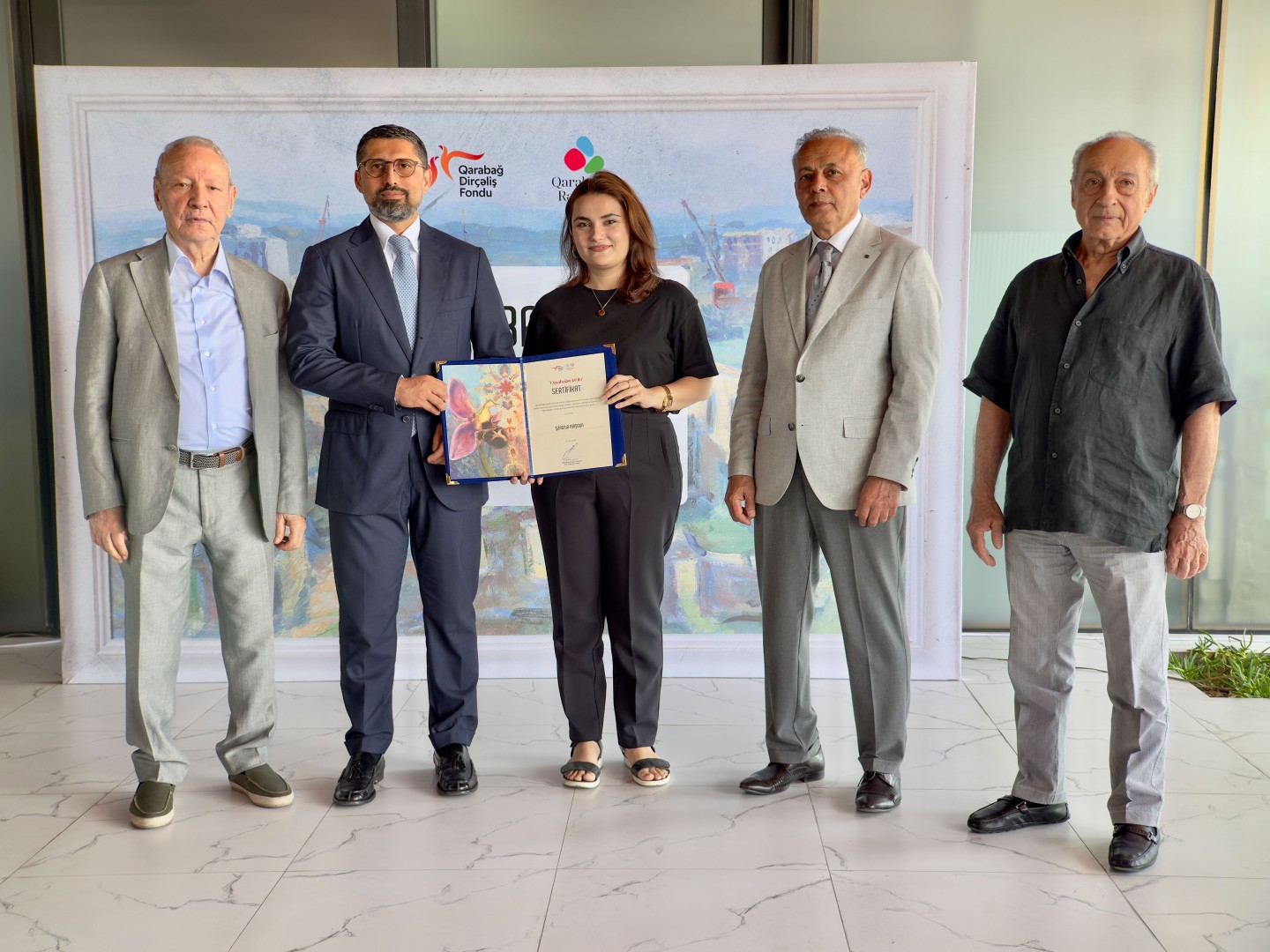 QDF “Qarabağın Rəngləri” (2026) layihəsində iştirak edən gənc rəssamları mükafatlandırdı