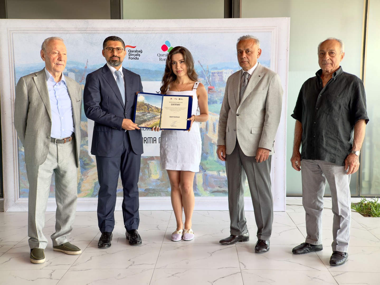 QDF “Qarabağın Rəngləri” (2026) layihəsində iştirak edən gənc rəssamları mükafatlandırdı