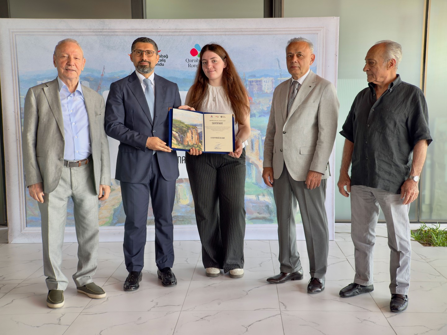 QDF “Qarabağın Rəngləri” (2026) layihəsində iştirak edən gənc rəssamları mükafatlandırdı