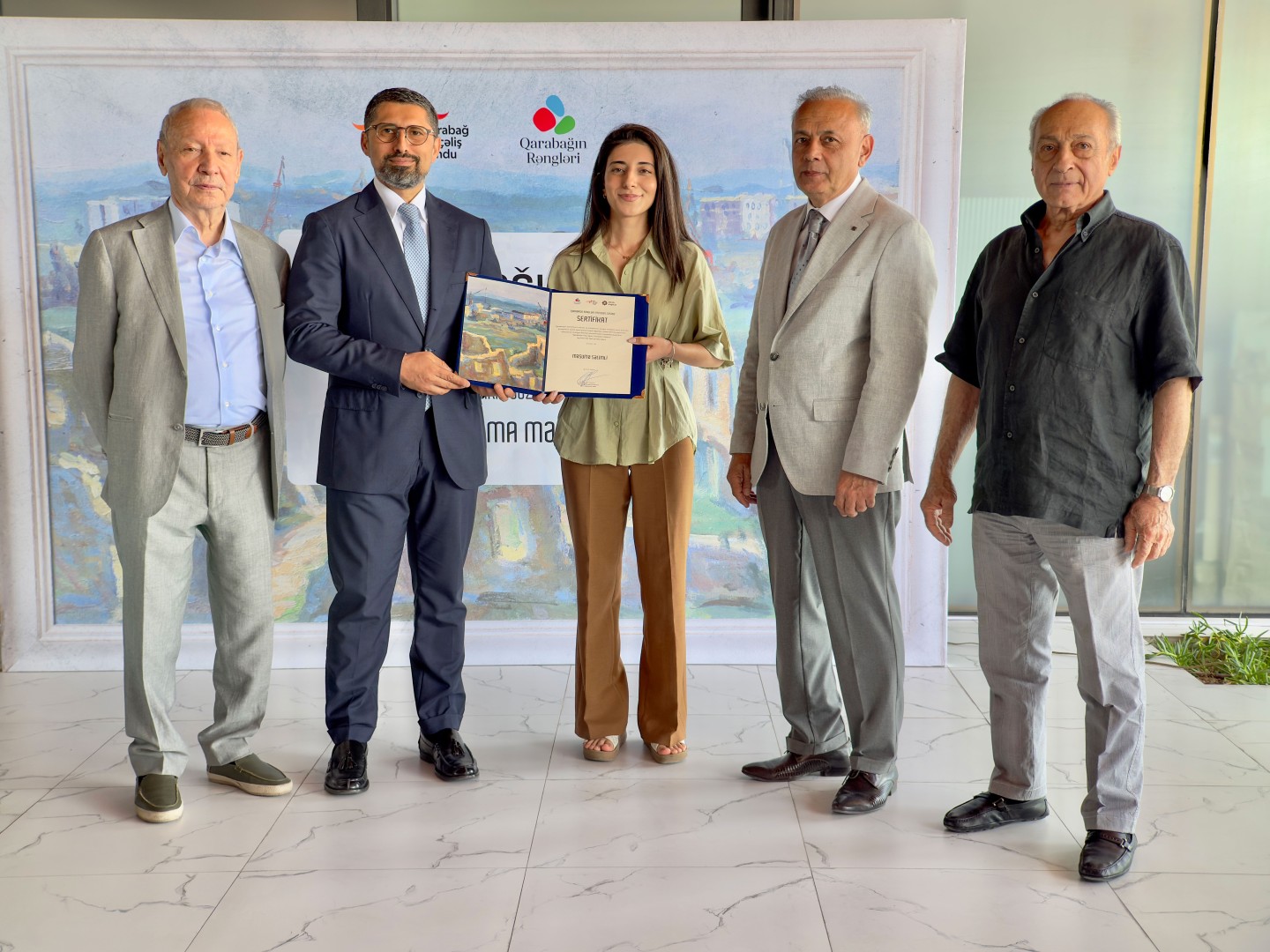 QDF “Qarabağın Rəngləri” (2026) layihəsində iştirak edən gənc rəssamları mükafatlandırdı