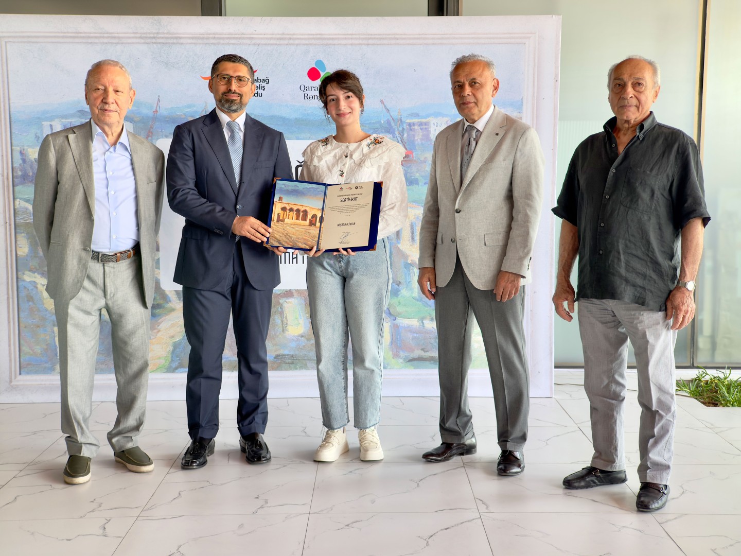 QDF “Qarabağın Rəngləri” (2026) layihəsində iştirak edən gənc rəssamları mükafatlandırdı
