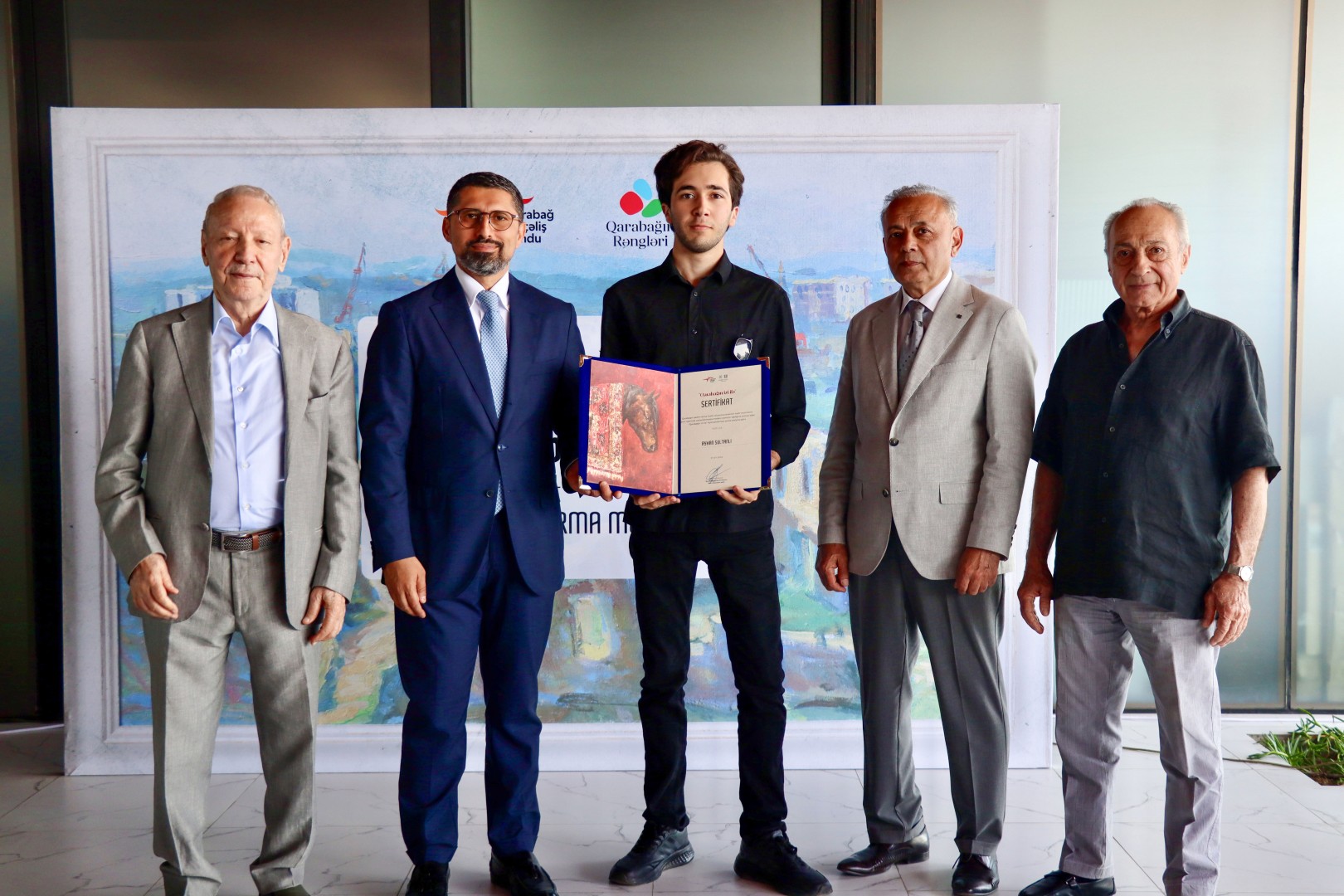 QDF “Qarabağın Rəngləri” (2026) layihəsində iştirak edən gənc rəssamları mükafatlandırdı