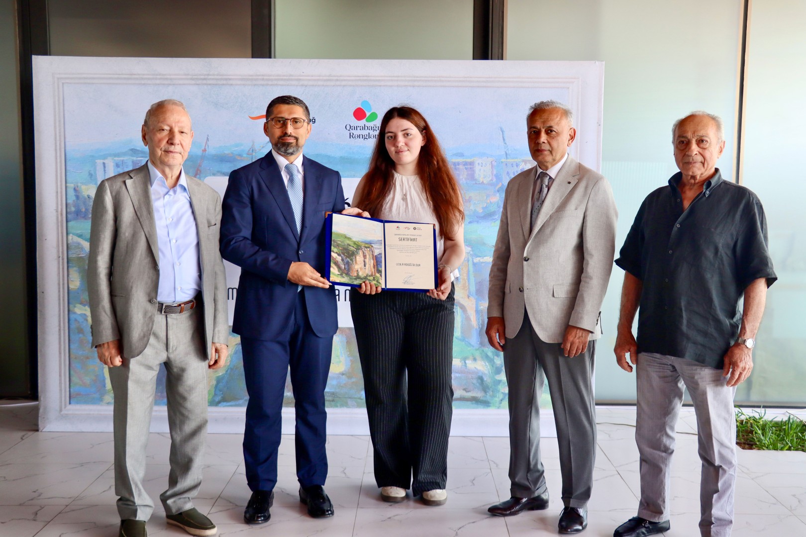 QDF “Qarabağın Rəngləri” (2026) layihəsində iştirak edən gənc rəssamları mükafatlandırdı