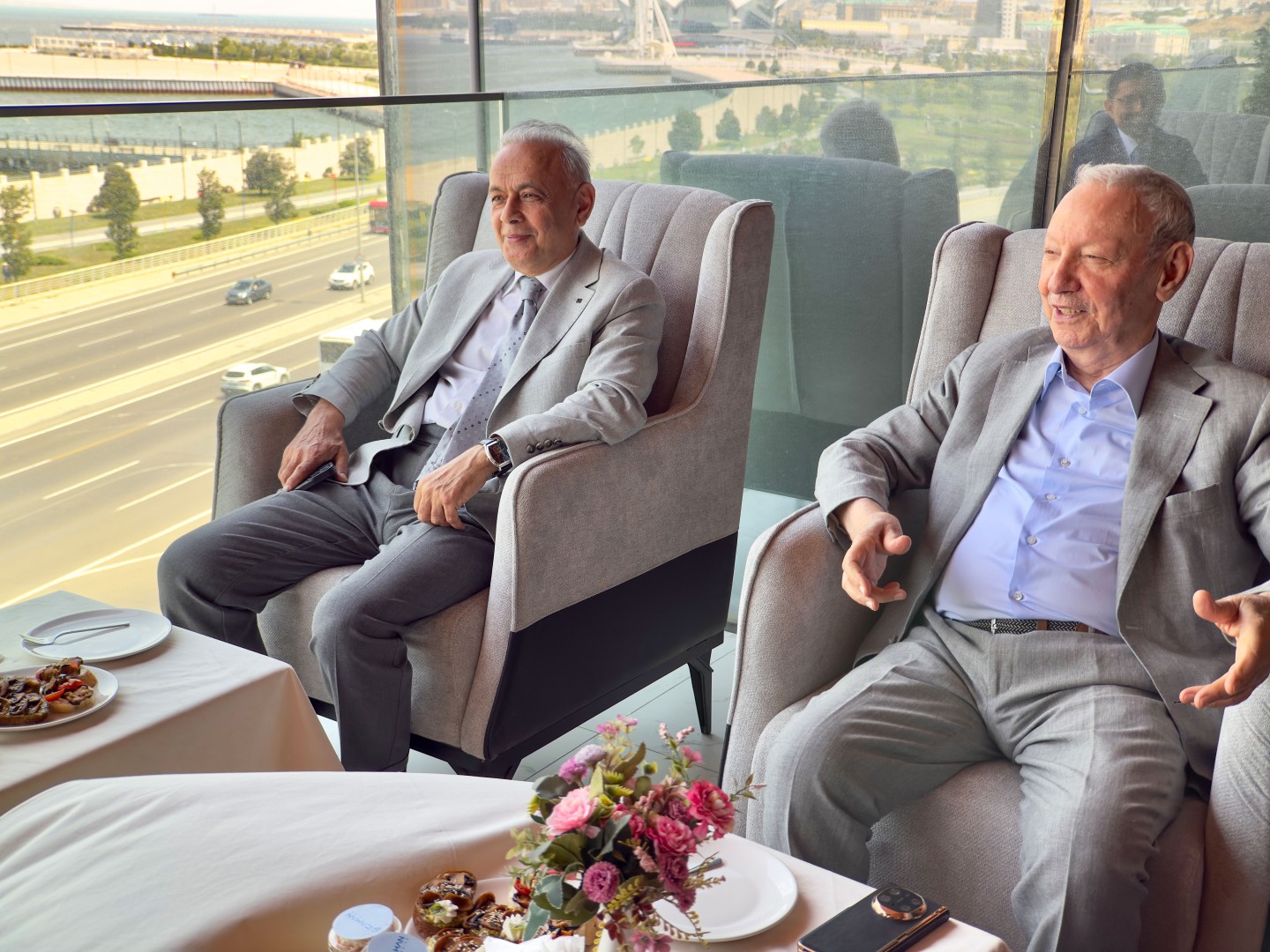 QDF “Qarabağın Rəngləri” (2026) layihəsində iştirak edən gənc rəssamları mükafatlandırdı
