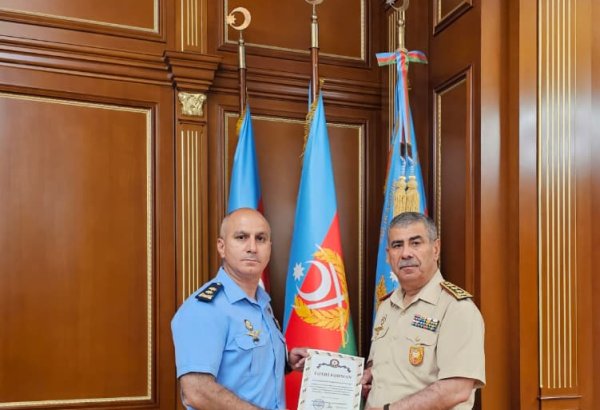 HHQ və XTQ komandanları təltif olunub (FOTO)