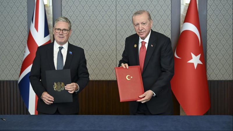 Türkiyə ilə Böyük Britaniya arasında təhlükəsizlik və müdafiə tərəfdaşlığı sənədi imzalanıb (FOTO)