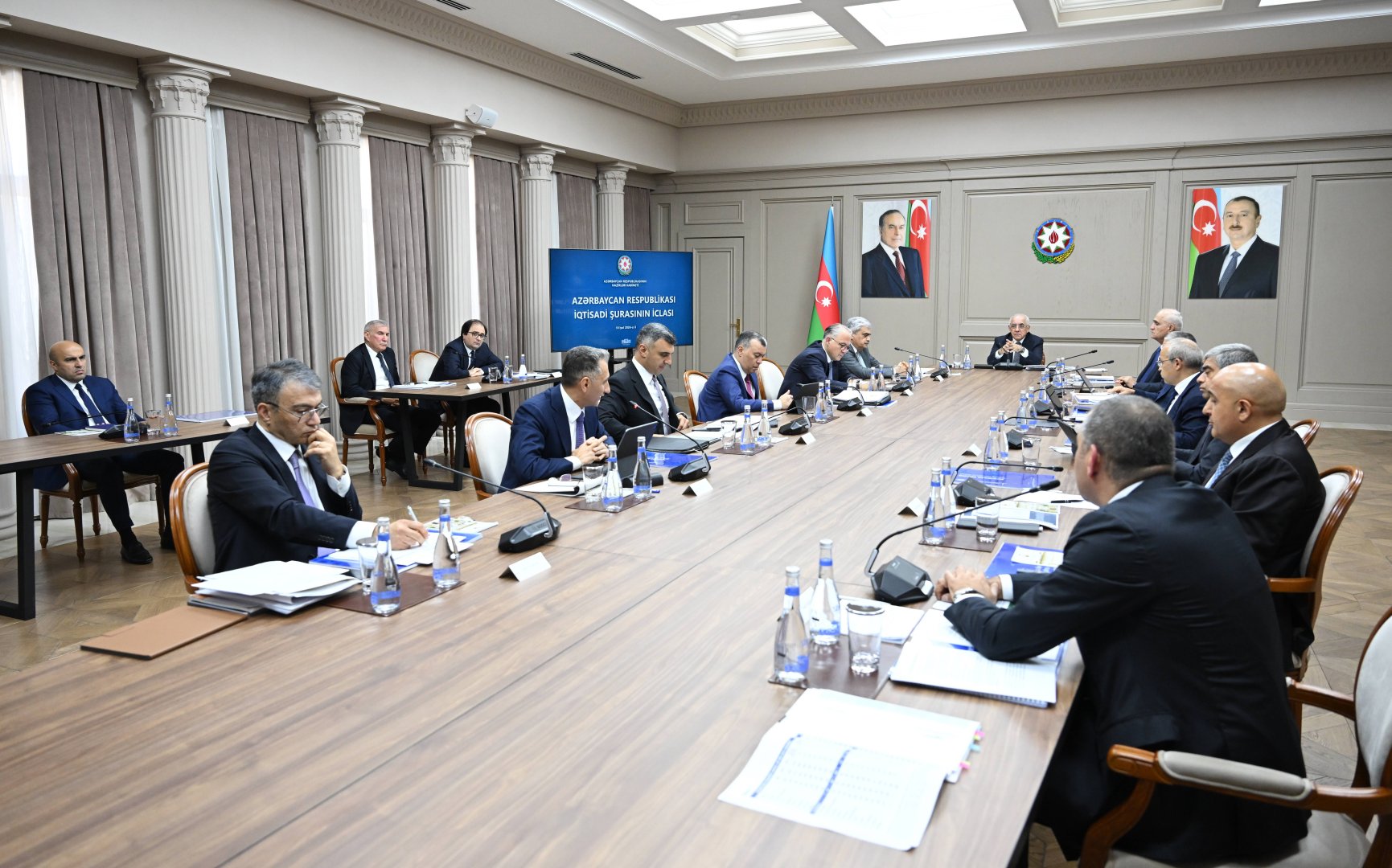 Əli Əsədovun rəhbərliyi ilə İqtisadi Şuranın iclası keçirilib (FOTO)