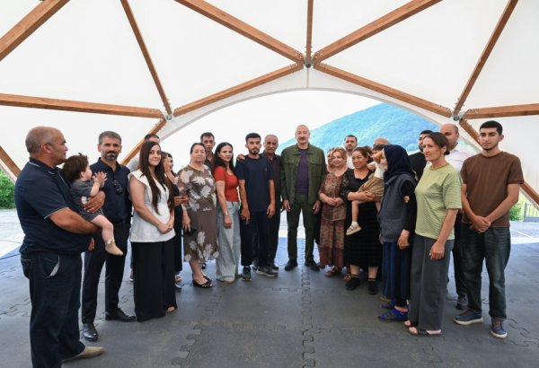 Prezident İlham Əliyev Şuşanın Kiçik Qaladərəsi kəndində görülən işlərlə tanış olub və kəndə qayıdan sakinlərlə görüşüb (FOTO/VİDEO) (YENİLƏNİB)