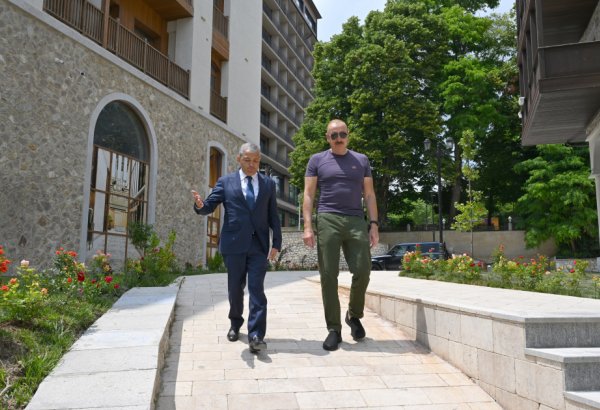 Prezident İlham Əliyev Şuşanın Qarabağ küçəsində dövlət-özəl tərəfdaşlığı çərçivəsində həyata keçirilmiş işlərlə tanış olub (FOTO)