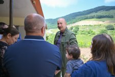 Prezident İlham Əliyev Şuşanın Kiçik Qaladərəsi kəndində görülən işlərlə tanış olub və kəndə qayıdan sakinlərlə görüşüb (FOTO)