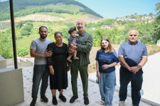 Prezident İlham Əliyev Şuşanın Kiçik Qaladərəsi kəndində görülən işlərlə tanış olub və kəndə qayıdan sakinlərlə görüşüb (FOTO)