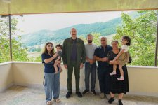 Prezident İlham Əliyev Şuşanın Kiçik Qaladərəsi kəndində görülən işlərlə tanış olub və kəndə qayıdan sakinlərlə görüşüb (FOTO)