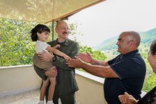 Prezident İlham Əliyev Şuşanın Kiçik Qaladərəsi kəndində görülən işlərlə tanış olub və kəndə qayıdan sakinlərlə görüşüb (FOTO)