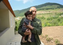 Prezident İlham Əliyev Şuşanın Kiçik Qaladərəsi kəndində görülən işlərlə tanış olub və kəndə qayıdan sakinlərlə görüşüb (FOTO)