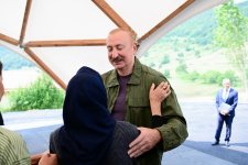 Prezident İlham Əliyev Şuşanın Kiçik Qaladərəsi kəndində görülən işlərlə tanış olub və kəndə qayıdan sakinlərlə görüşüb (FOTO)
