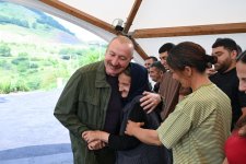Prezident İlham Əliyev Şuşanın Kiçik Qaladərəsi kəndində görülən işlərlə tanış olub və kəndə qayıdan sakinlərlə görüşüb (FOTO)